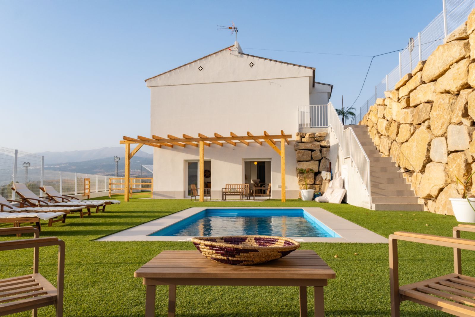 Zwembad en huis in La Viñuela, Spanje
